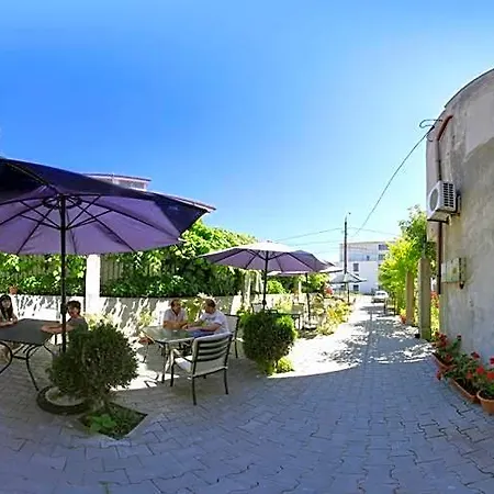Laguna Hotel 2*